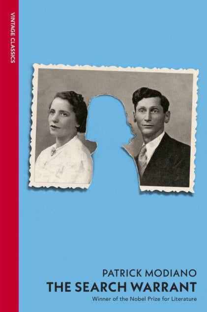 Book cover of 'The Search Warrant' by Patrick Modiano with a vintage photo of a couple on a blue background.