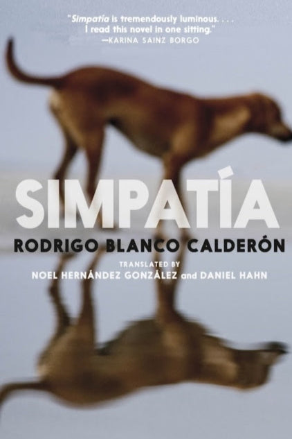 Book cover of 'Simpatóa' with a blurred image of a dog in the background